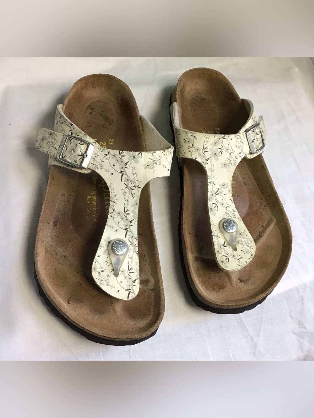 Papillio Cream Floral T-Strap Sandals Sz 39/US 8.5
Pre-owned in good condition